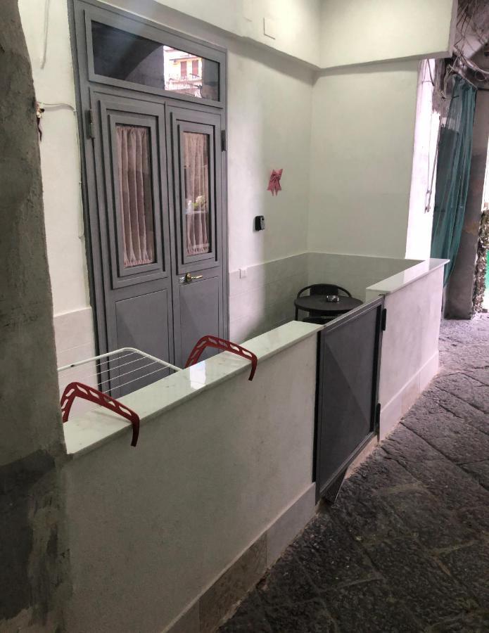 Il Basso Della Nonna Naples Luaran gambar